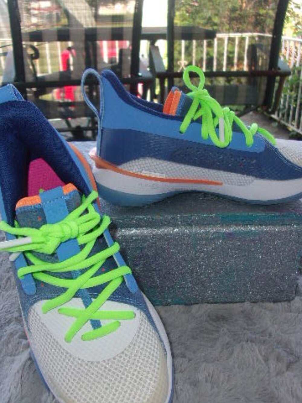 S-206 YOUTH UNDER ARMOUR CURRY 7 "SUPERSOAKER" BASKETBALL SHOES
